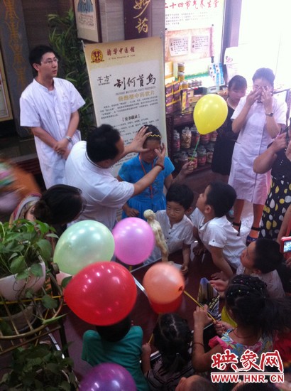 活動開始了，濟華中醫(yī)館的保健按摩專家李老師為大家講解如何有效預(yù)防青少年近視。