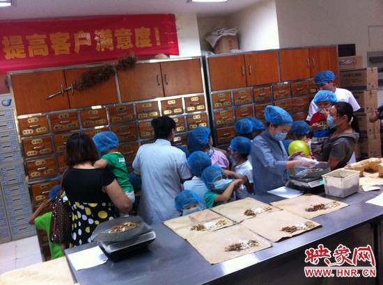 　　接下來，要進入到有中醫(yī)“博物館”之稱的中藥房去探秘啦！藥房那些小抽屜里面裝的是什么？孩子們很好奇