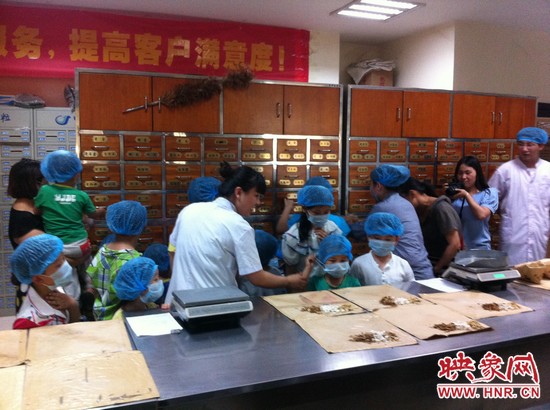 咦，藥房里的叔叔阿姨他們從小抽屜里拿出的藥又是什么？這些中藥放在一起有什么功效呢？