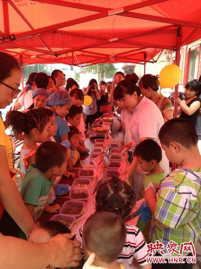 為了不影響中藥房里藥劑師正常工作，我們把孩子們在認(rèn)中藥和裝香囊的兩個環(huán)節(jié)搬到了室外