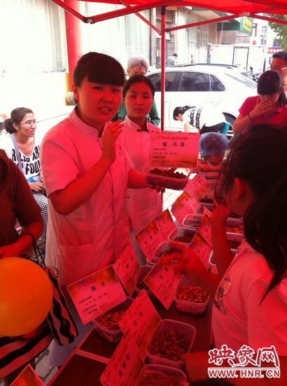 這是什么一，那又是什么？小腦袋不停的在思索，而小手和小鼻子也沒閑著，時不時地摸一摸、聞一聞！