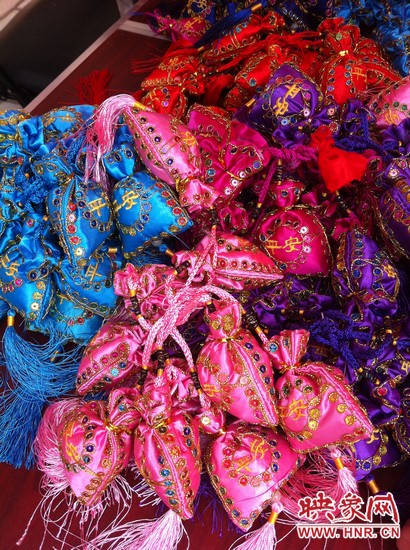 孩子們的好奇心得以大大的滿足，接下來就要裝香囊啦，你看，五顏六色的香囊多漂亮！