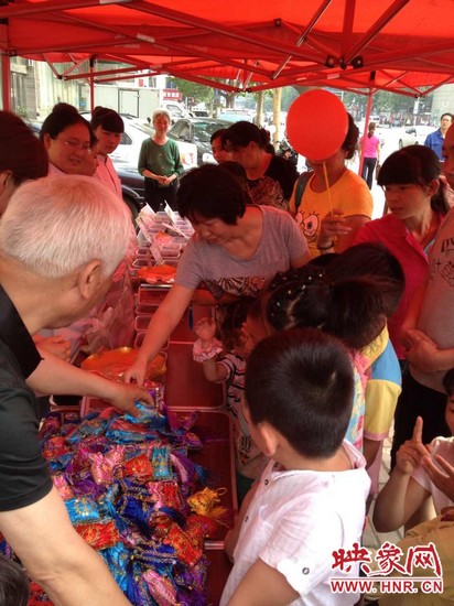 中醫(yī)館裝備了防蚊蟲、預(yù)防手足口等四個藥方，并把這些藥磨成粗粉，每個孩子把不同藥方粉裝如香囊?guī)Щ丶? complete=