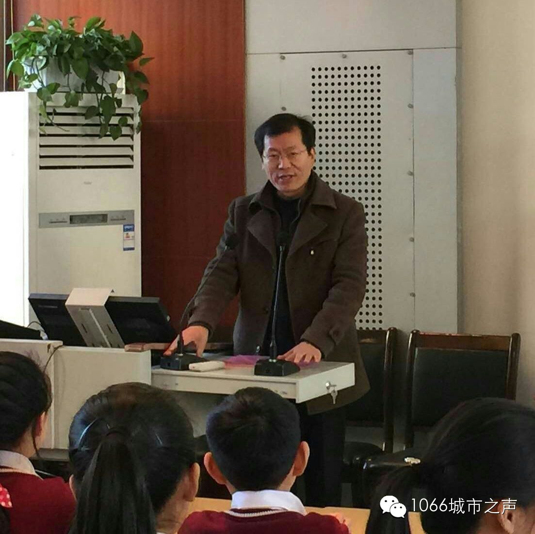 雙方領(lǐng)導講話，同學們聽得都好認真啊！