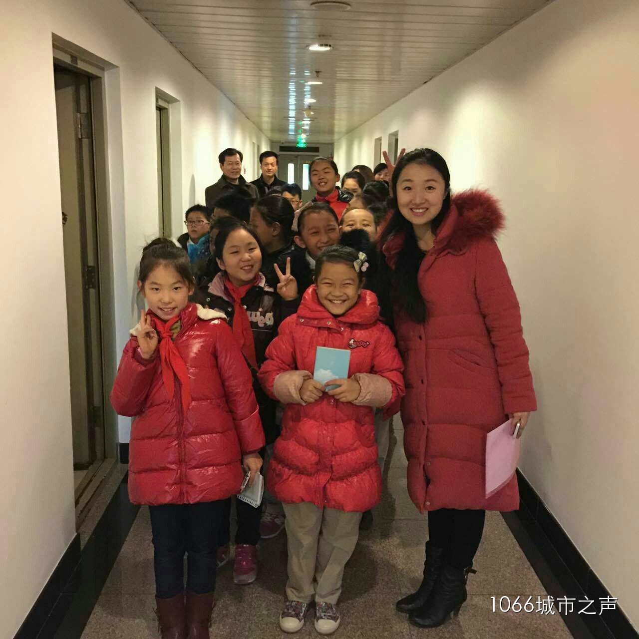 簽字和揭牌儀式后，教育廣播（城市之聲）主持人“卷卷貓”帶領(lǐng)“小主持人”走進河南廣播大廈