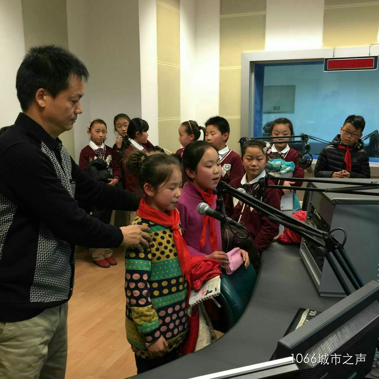 現(xiàn)場接受播音指導，有模有樣耶！