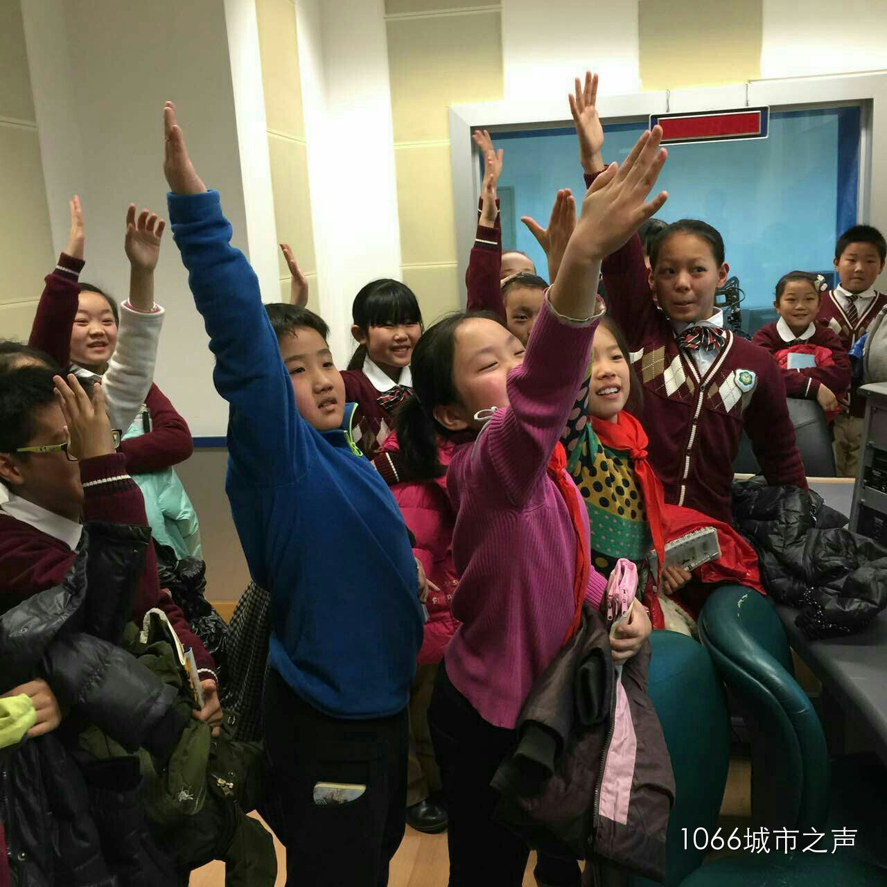 第一次體驗話筒前的感覺，同學們爭先恐后！