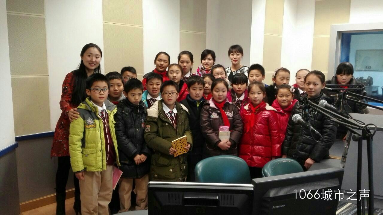 跟電臺的主持人和老師們的大合影！真是難忘的一天啊！