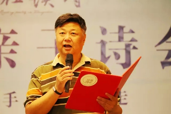 第一個(gè)節(jié)目便是重磅，大象融媒·欣欣象融網(wǎng)絡(luò)科技公司董事長魏峰帶來沈浩波的作品《在夏天時(shí)想起秋天》