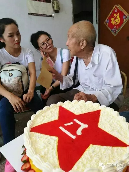 二姐們認(rèn)真聽(tīng)老兵講抗戰(zhàn)的故事，老人年事已高，記憶都是轟炸！轟炸！轟炸！