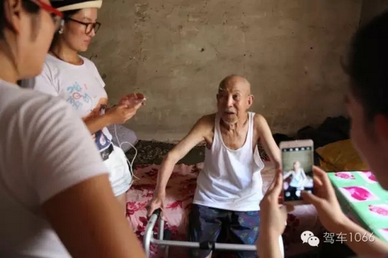 老兵老兵，你的勛章呢，國(guó)家給你的那個(gè)？