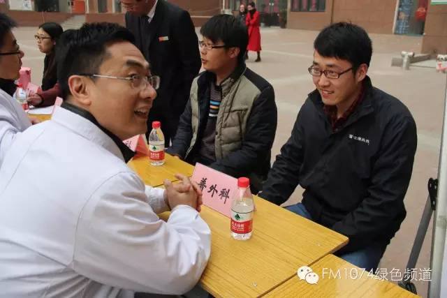 看這位小伙兒，跟我們的醫(yī)生都聊嗨了……