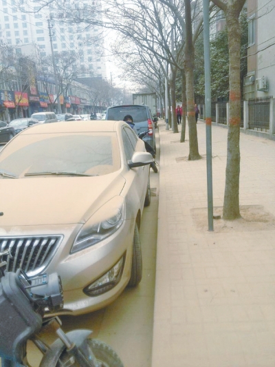 馬路灰頭土臉，停在路邊的車也蒙塵。