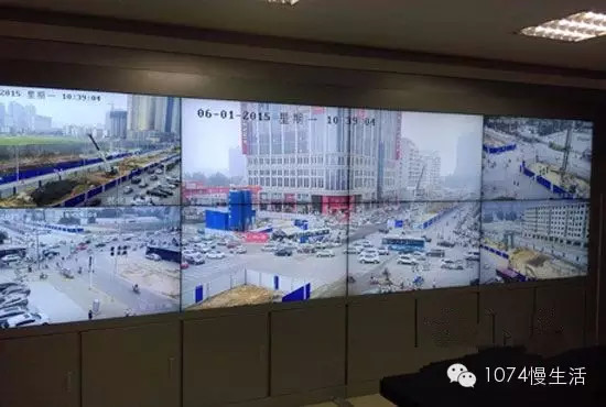 通過監(jiān)控人員操控“電子眼”調(diào)整焦距，可以看到整個工地全景