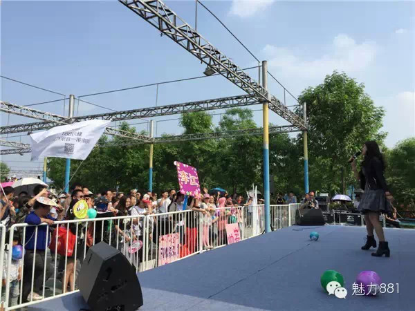 輕輕躍起、優(yōu)美身段，新聞小姐李江