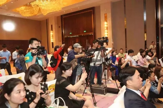 一時相機(jī)、攝像機(jī)齊閃