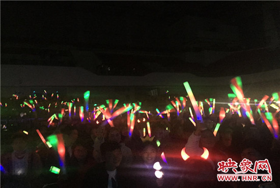 當(dāng)晚現(xiàn)場約2500個(gè)座位全場爆滿，還有全國各地歌迷會(huì)趕來的歌迷們。