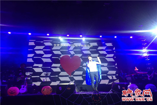 嚴(yán)爵及相信音樂旗下其他藝人賣力演出。