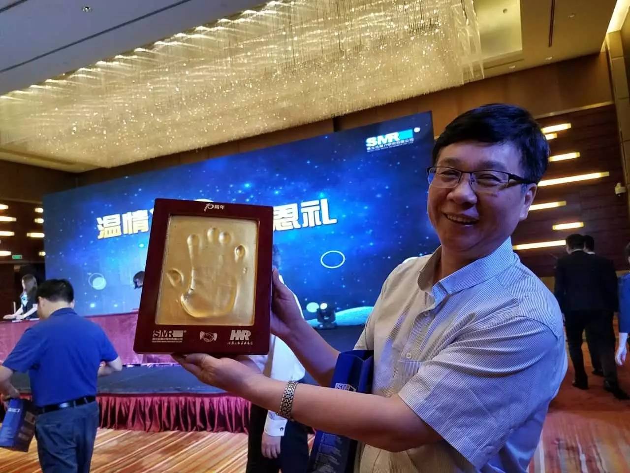 河南電臺副總編輯，宣傳協(xié)調(diào)中心主任高鐵軍先生代表河南廣播電視臺為慶賀賽立信成立20周年送上“手印”圖