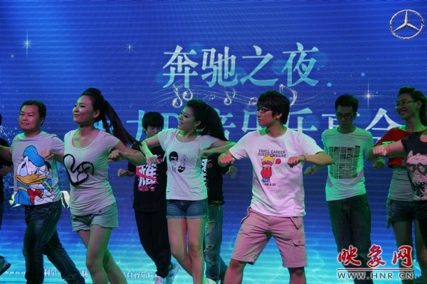 熱情洋溢的開場舞，DJ們?nèi)硇耐度? complete=