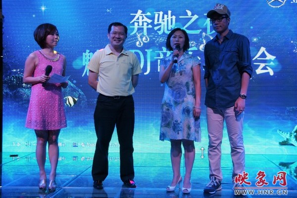 魅力881總監(jiān)李仙芝（右二）現(xiàn)場送出大獎(jiǎng)