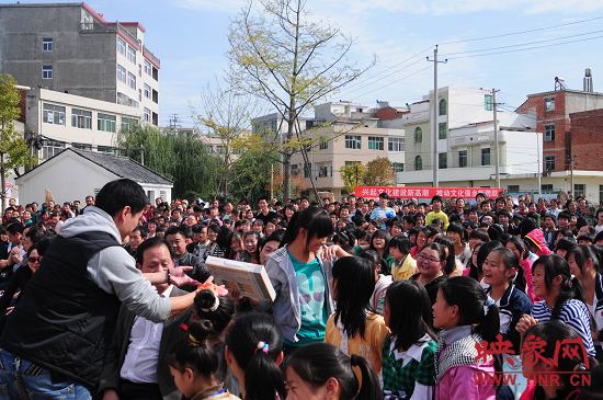 演出現(xiàn)場(chǎng)觀眾積極參與、氣氛熱烈。