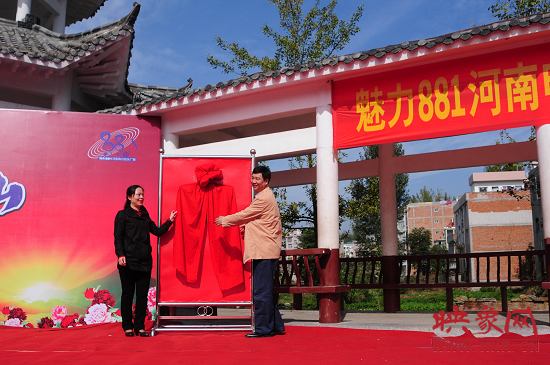 省電臺(tái)副總編輯高鐵軍和新縣縣委宣傳部長(zhǎng)余金霞共同為音樂(lè)廣播新縣“走轉(zhuǎn)改”基地揭牌