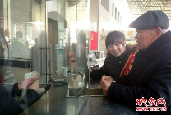 在陳思蕊的積極幫助下，老人順利的買到了發(fā)往合肥的5張車票。