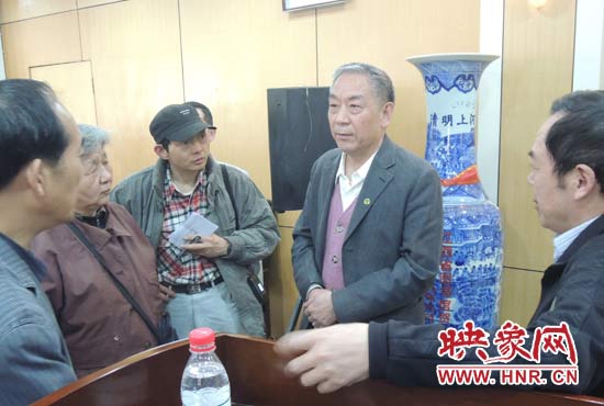 講座結(jié)束后，聽眾向戚建莊提問。