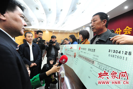 最高人民法院執(zhí)行局局長劉貴祥、河南省高級人民法院院長張立勇親手為申請執(zhí)行人員發(fā)放執(zhí)行款