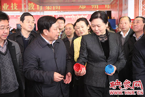 河南省人民政府副省長(zhǎng)王艷玲參觀校企合作成果展 河南省人民政府副省長(zhǎng)王艷玲參觀校企合作成果展