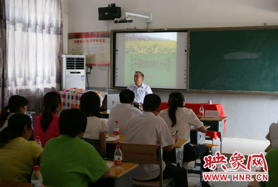 40余名教師認(rèn)真聆聽講座。