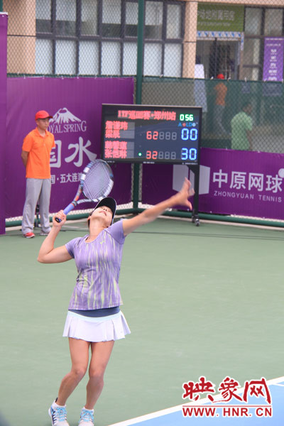 比賽中，發(fā)球瞬間