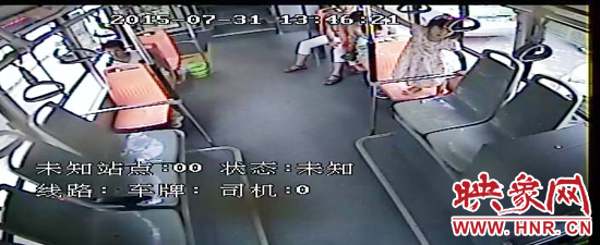 家長放任小孩在車廂內(nèi)玩耍，甚至站到座椅上。