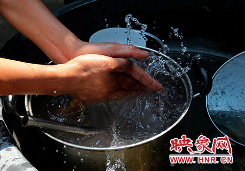 洗碗洗菜對于雙眼失明的張國敬來說，需要比常人花上更多的時間。