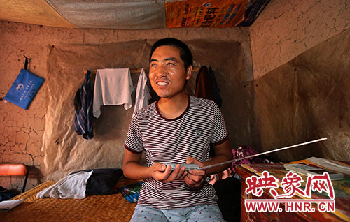 張國敬平時喜歡聽廣播，特別是各種歌曲節(jié)目。