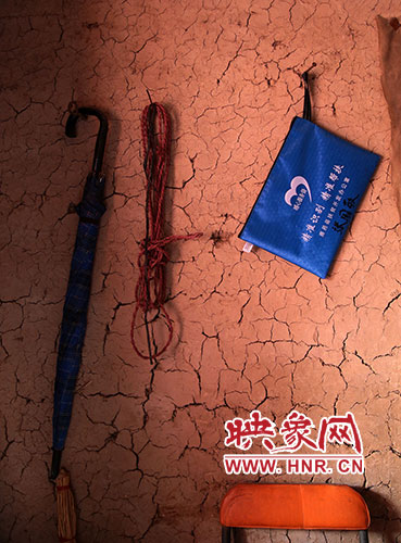 精準扶貧的暖心服務袋，被張國敬掛在上墻最醒目的位置。