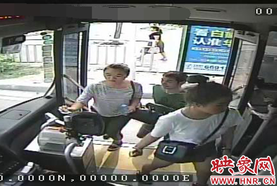 監(jiān)控顯示，竊賊偷女孩手機(jī)，公交車長幫忙要回手機(jī)。