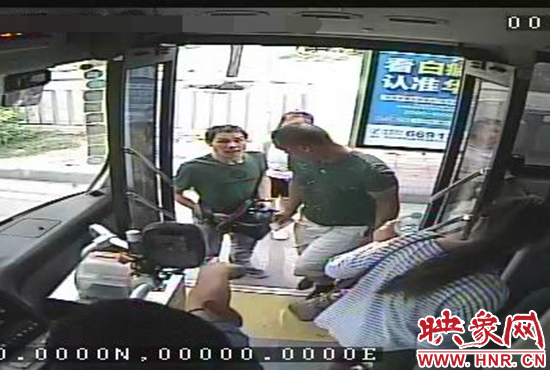 監(jiān)控顯示，竊賊偷女孩手機(jī)，公交車長幫忙要回手機(jī)。