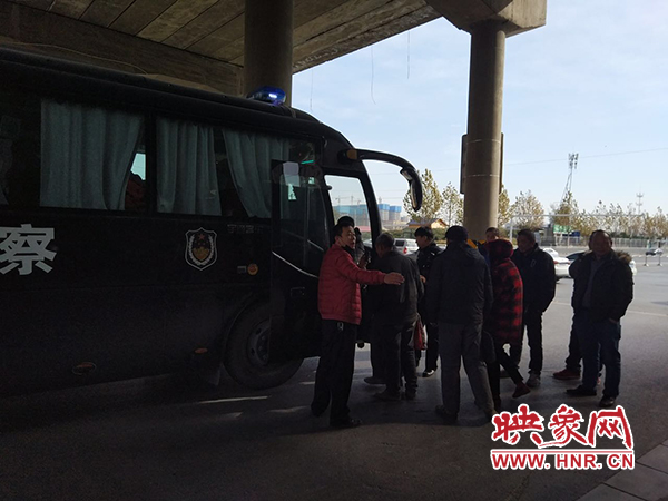 警方調(diào)來車輛，將超載人員轉(zhuǎn)運走