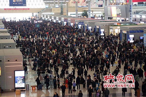 昨日因全國大面積降雪導(dǎo)途經(jīng)鄭州東站部分高鐵晚點(diǎn)停運(yùn)