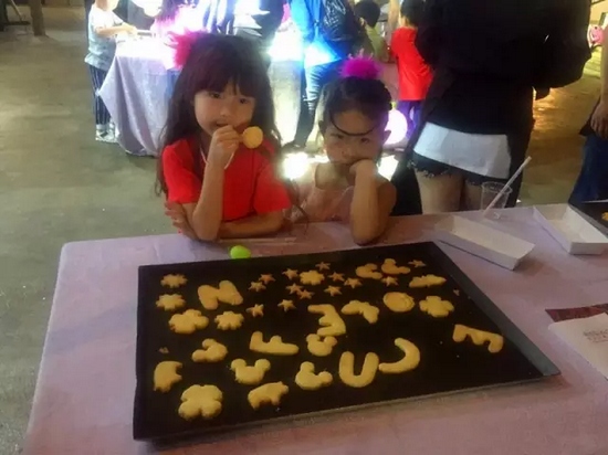 烤制好的餅干，發(fā)揮想象力，畫上美麗的圖案