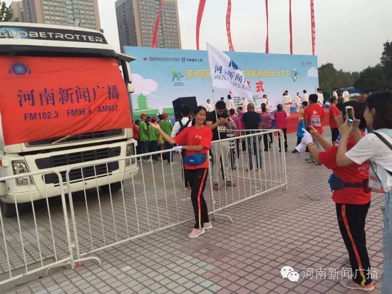 有河南新聞廣播的聽(tīng)眾粉絲在直播車(chē)前互相留影