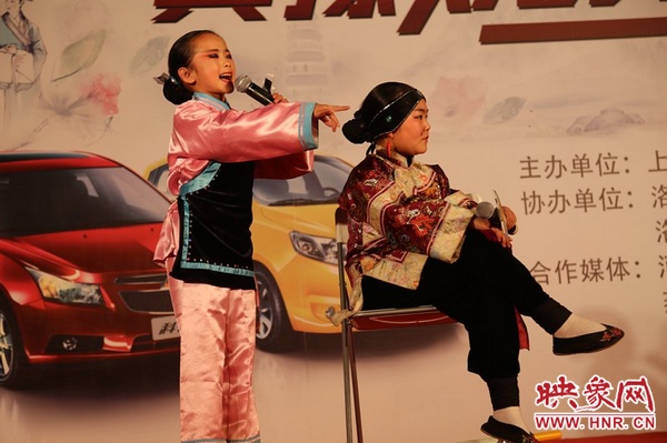 兩個(gè)小演員的表演活潑，惹得觀眾連連叫好。