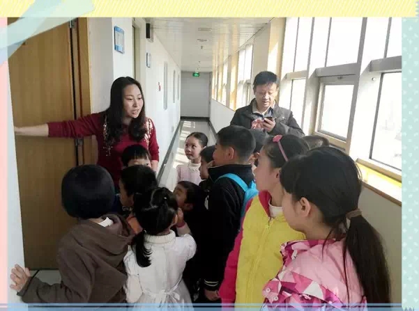 “別擠！”丁蘭姐姐說(shuō)，這里就是電臺(tái)的總控機(jī)房，很重要的地方哦！