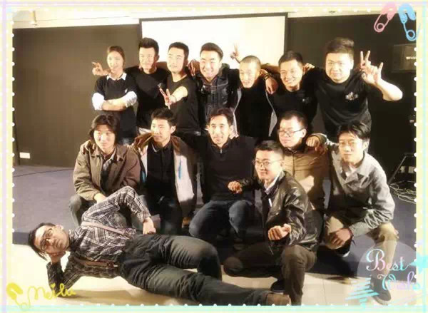 表演結束，看這哥們兒，為了和演員合影也是蠻拼的！