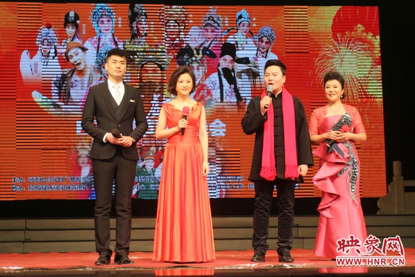 戲迷春晚主持人月陽（右二）、李亞楠（右一）、王巖（左二）、王曉凡（左一）