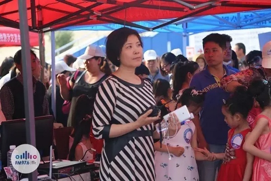 976老大木子一手手機一手對講一臉嚴(yán)肅，這是有多緊張呢？