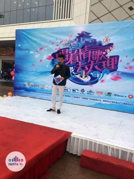 路飛冒雨主持，心中火熱的根本不需要雨傘啦！