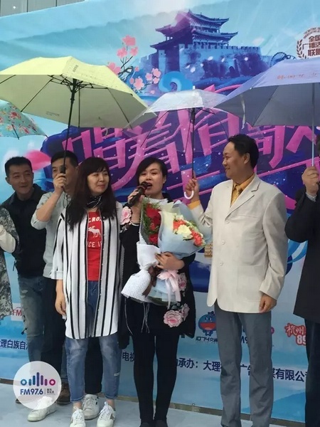 海波瞞著妻子，請來妻子的家人，耿梅驚喜感動，喜極而泣~